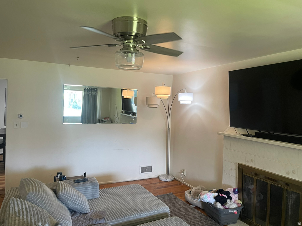 121 S 200 W photo 3