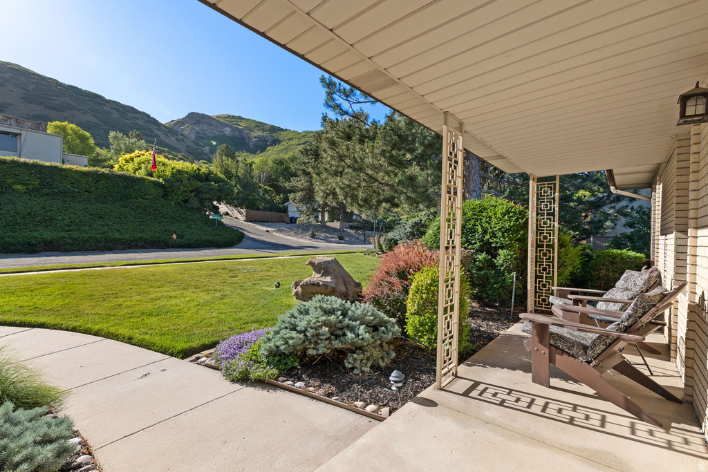 1584 S SUNSET OAKS DR photo 3