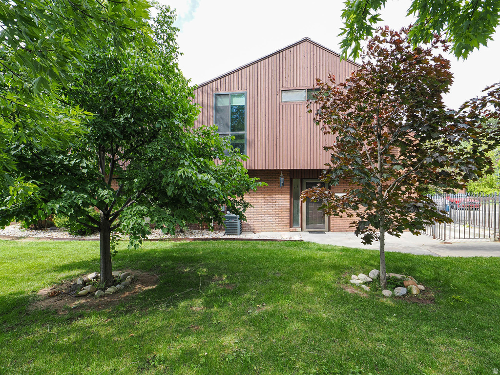 2074 E MICHIGAN AVE photo 4