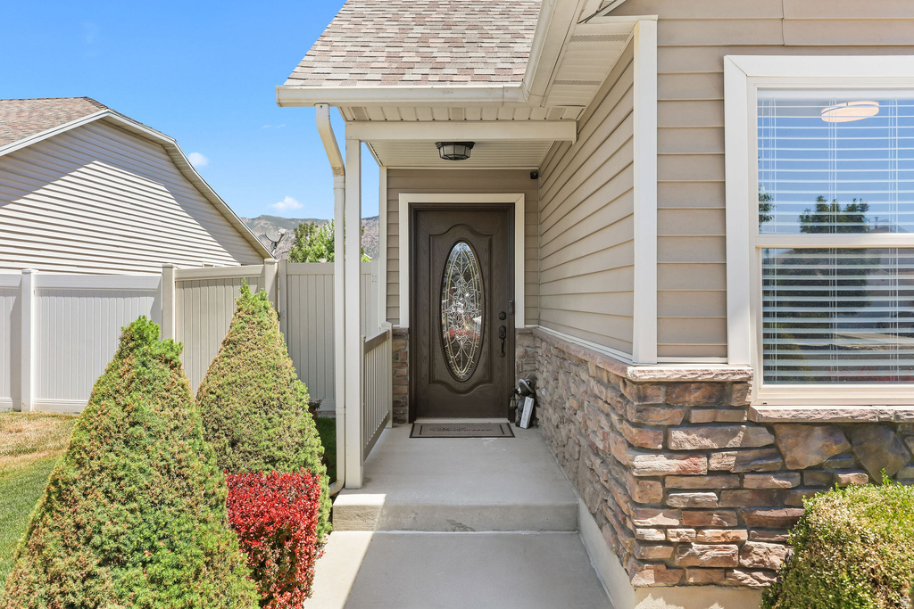 126 N CENTURY DR photo 2