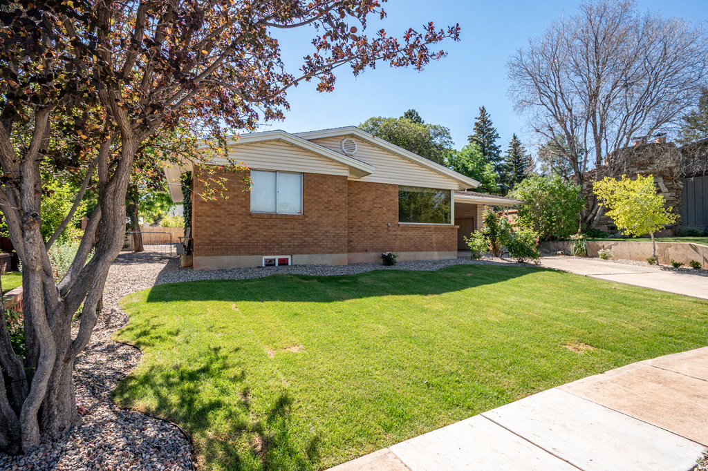 437 CIRCLEWAY DR photo 3