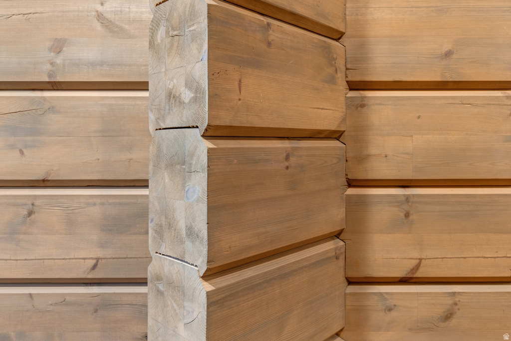Log home construction featuring interlocking wood beams