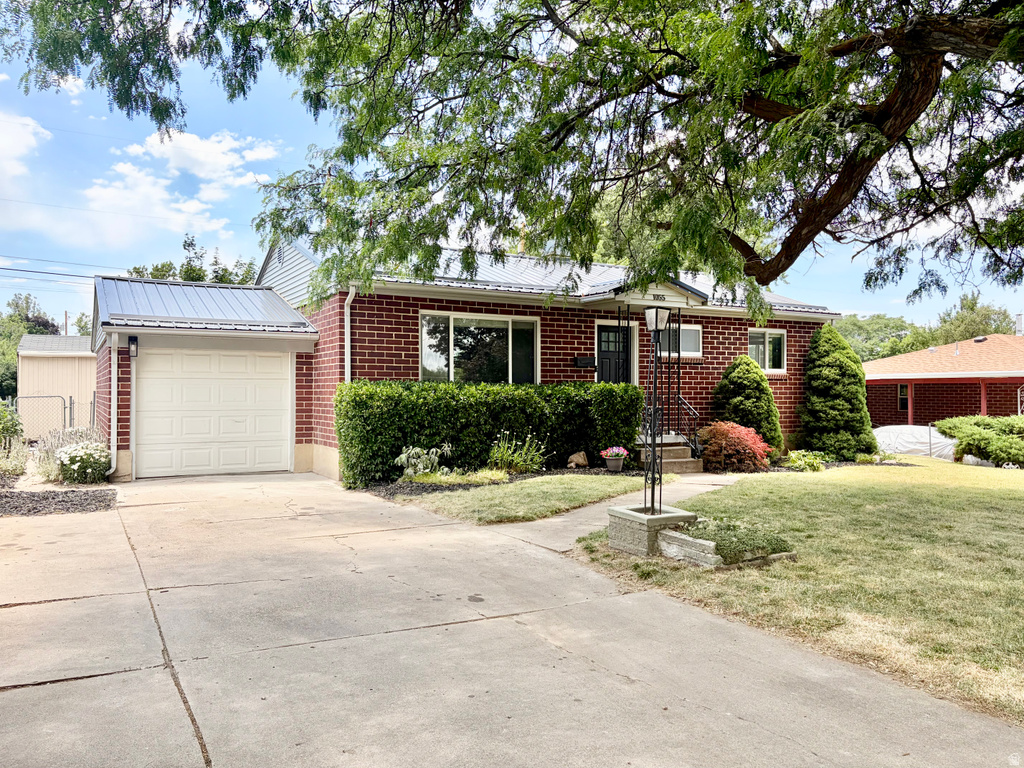 1055 E SHERWOOD DR photo 3