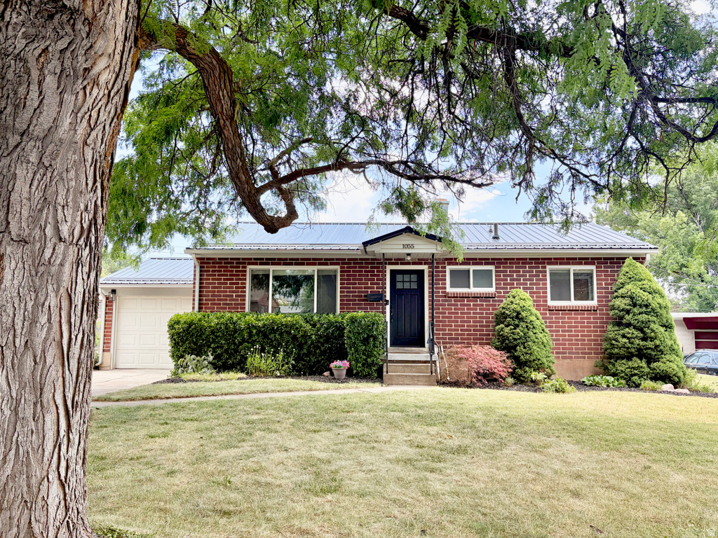 1055 E SHERWOOD DR photo 2