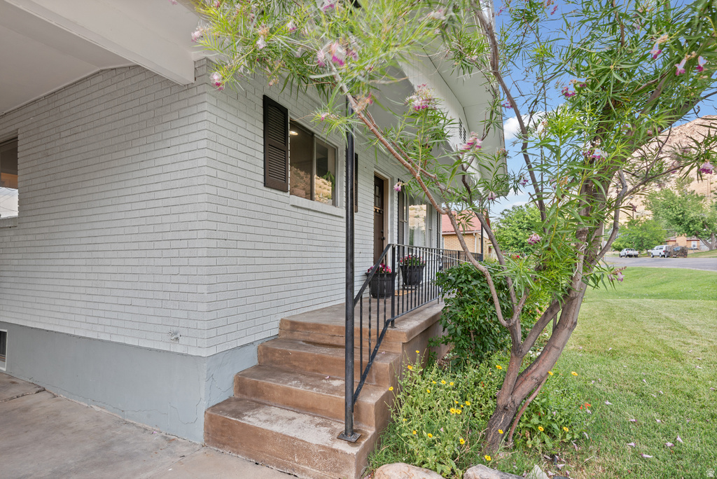 225 TYLER AVE photo 4