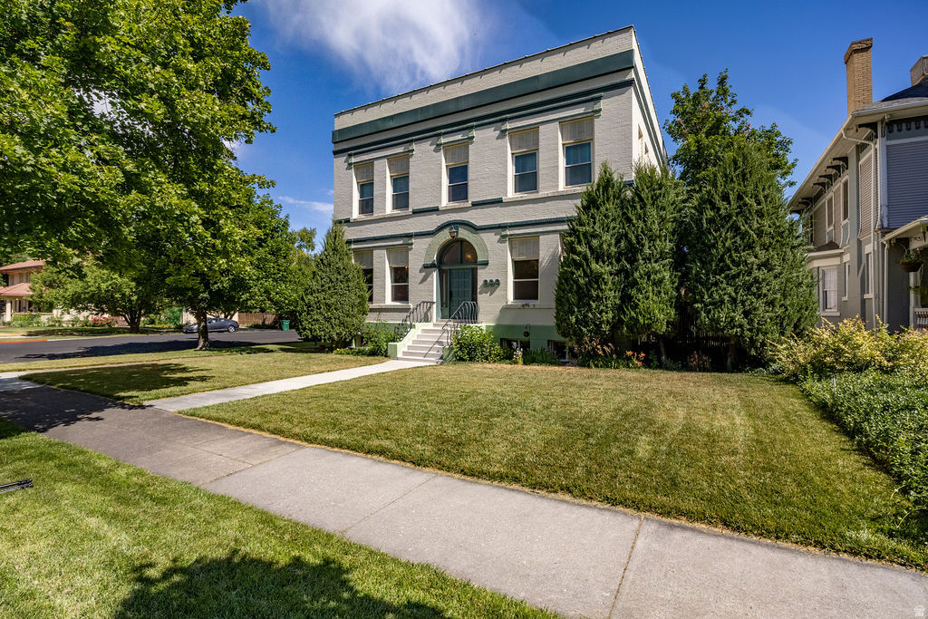 299 W CENTER ST photo 2