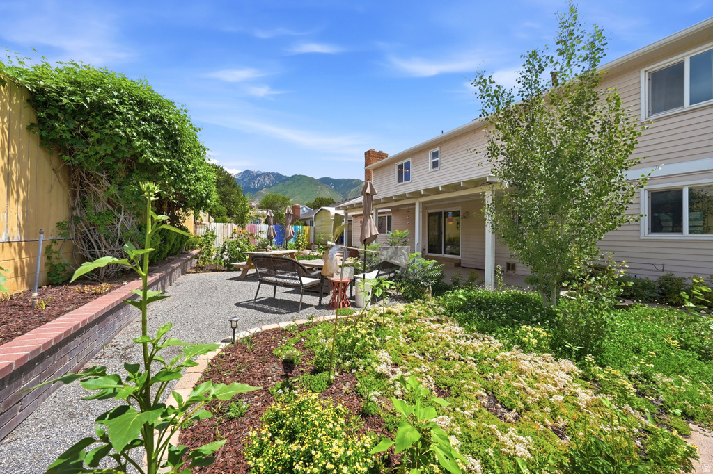 Expansive gravel patio area with a covered porch extending from the home\\\\\\\\\\\\\\\\\\\\\\\\\\\\\\\\\\\\\\\\\\\\\\\\\\\\\\\\\\\\\\\\\\\\\\\\\\\\\\\\\\\\\\\\\\\\\\\\\\\\\\\\\\\\\\\\\\\\\\\\\\\\\\\'s exterior