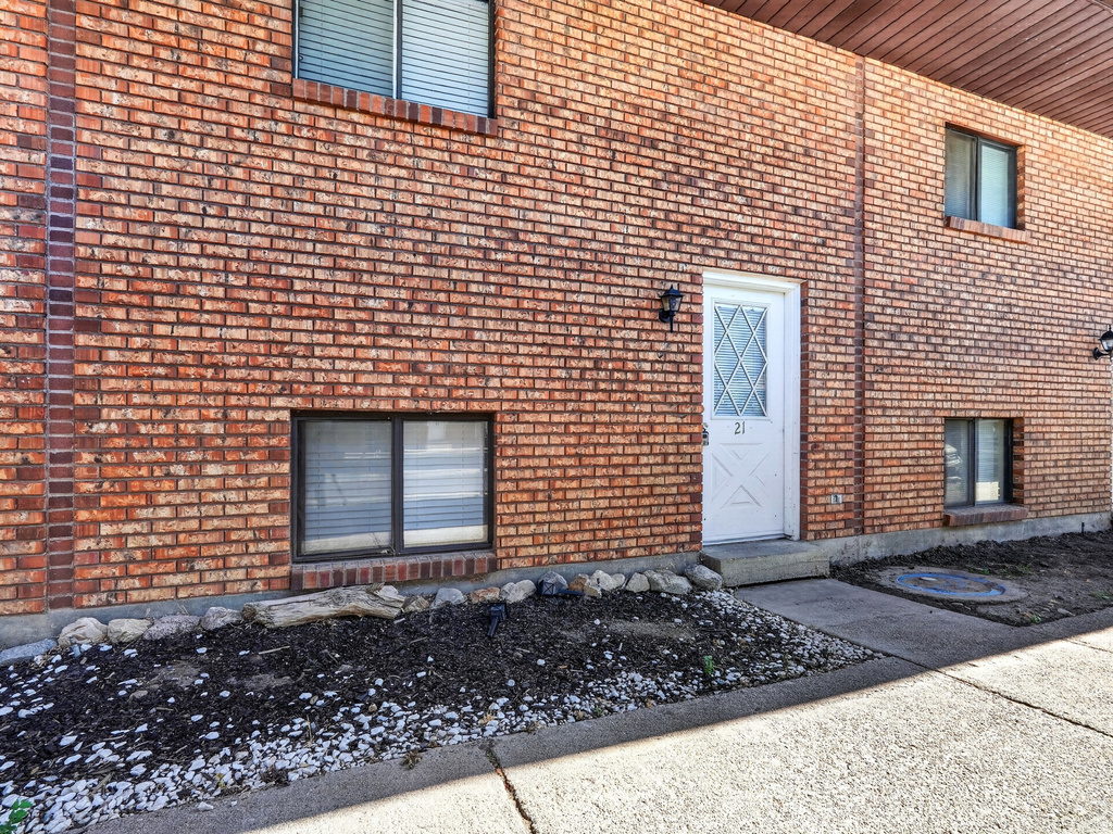 1325 S LINCOLN E AVE photo 2