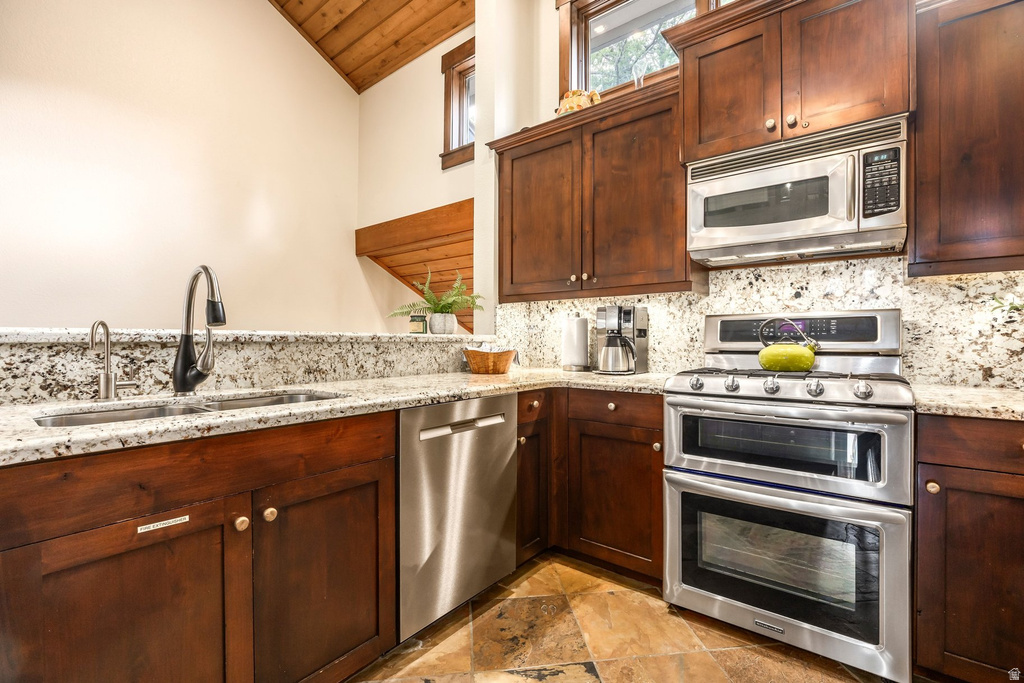 7992 N RIDGEPOINT E DR photo 5