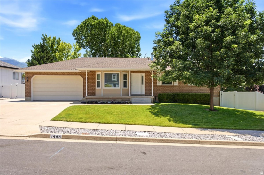 1466 OAKRIDGE DR photo 2