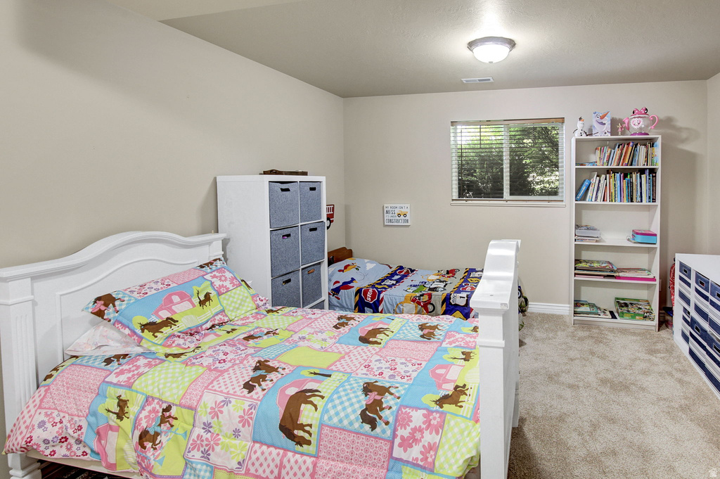 Room featuring neutral wall paint, a window with horizontal blinds, overhead flush mount lighting, and carpet flooring