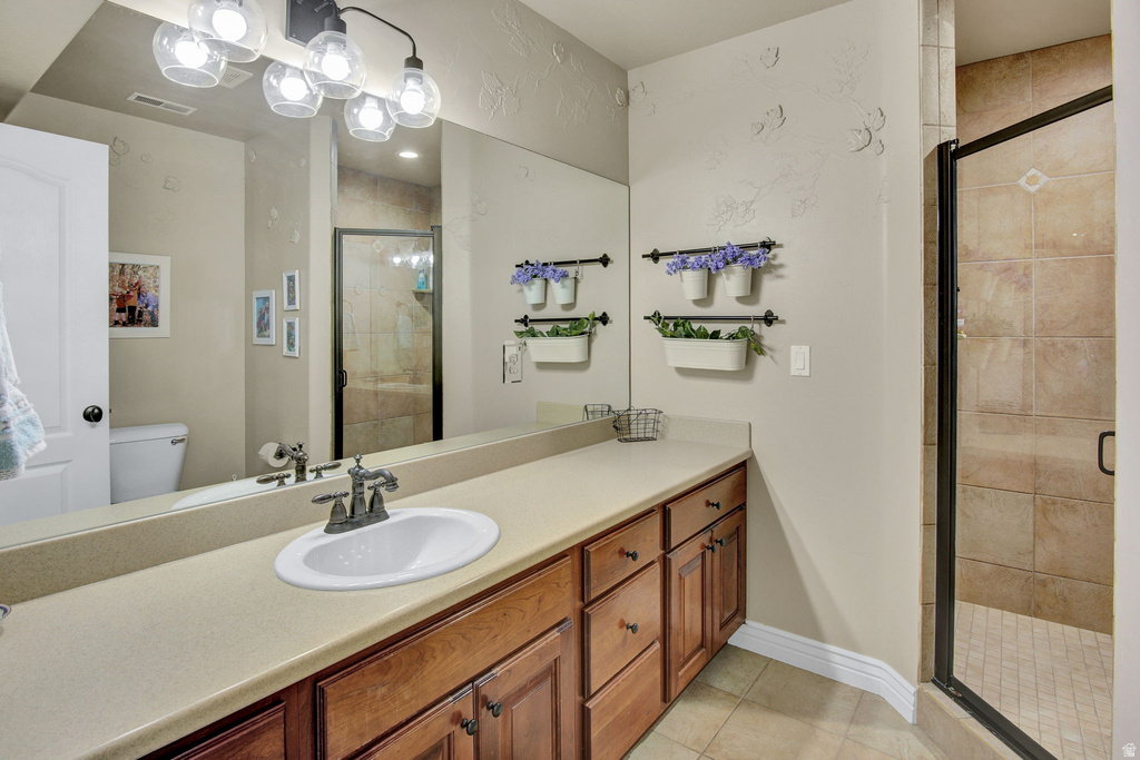 Vanity with an integrated sink, a large mirror, and a wall-mounted light fixture
