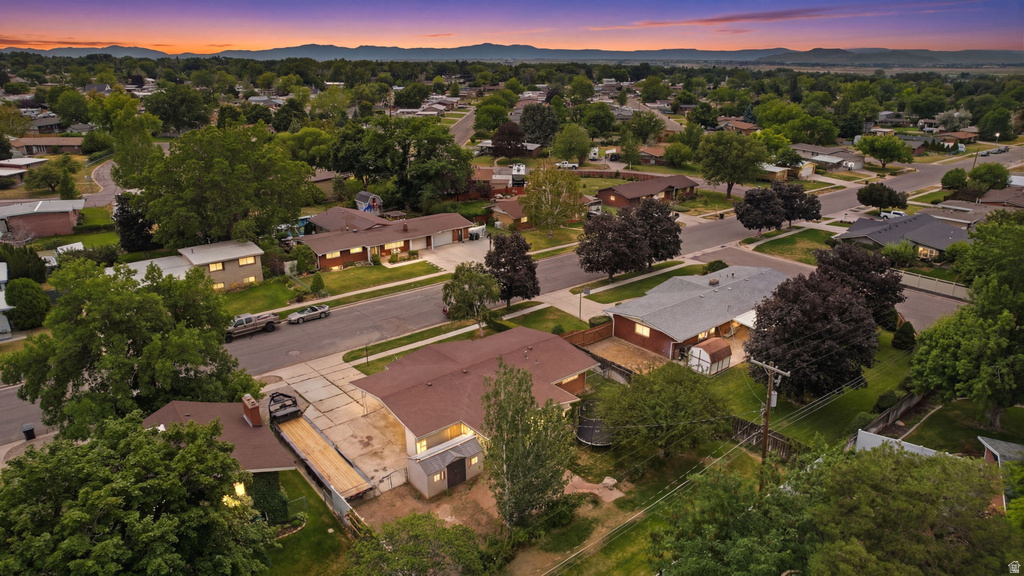 506 HOLIDAY DR photo 3