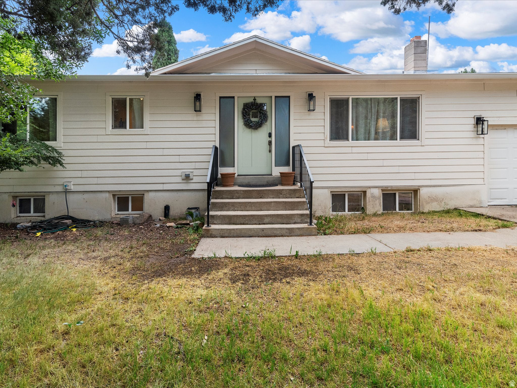 740 HOPKINS LN photo 3