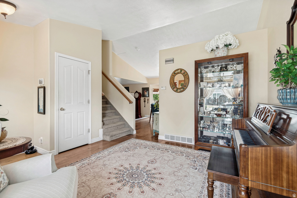 110 STERN CT photo 4