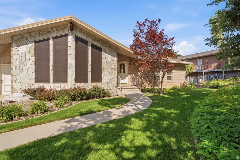 2465 E WOODLAND DR photo 4