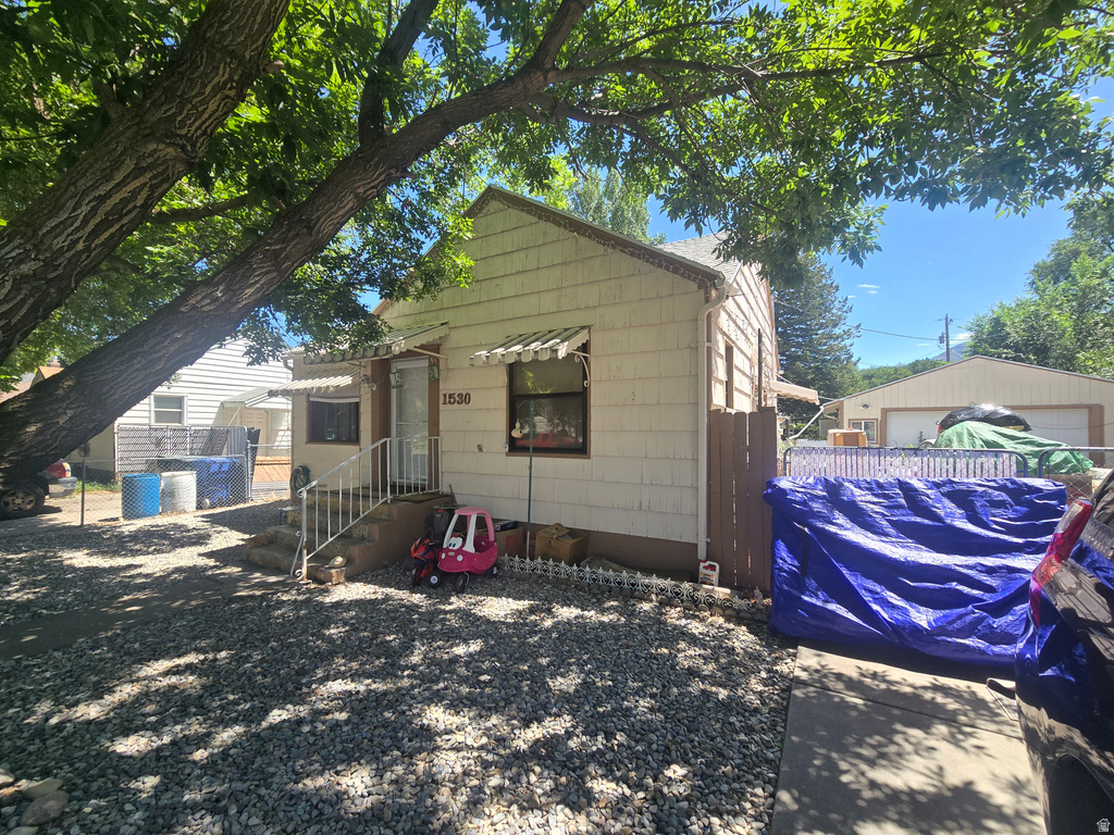 1530 CHILDS AVE photo 3