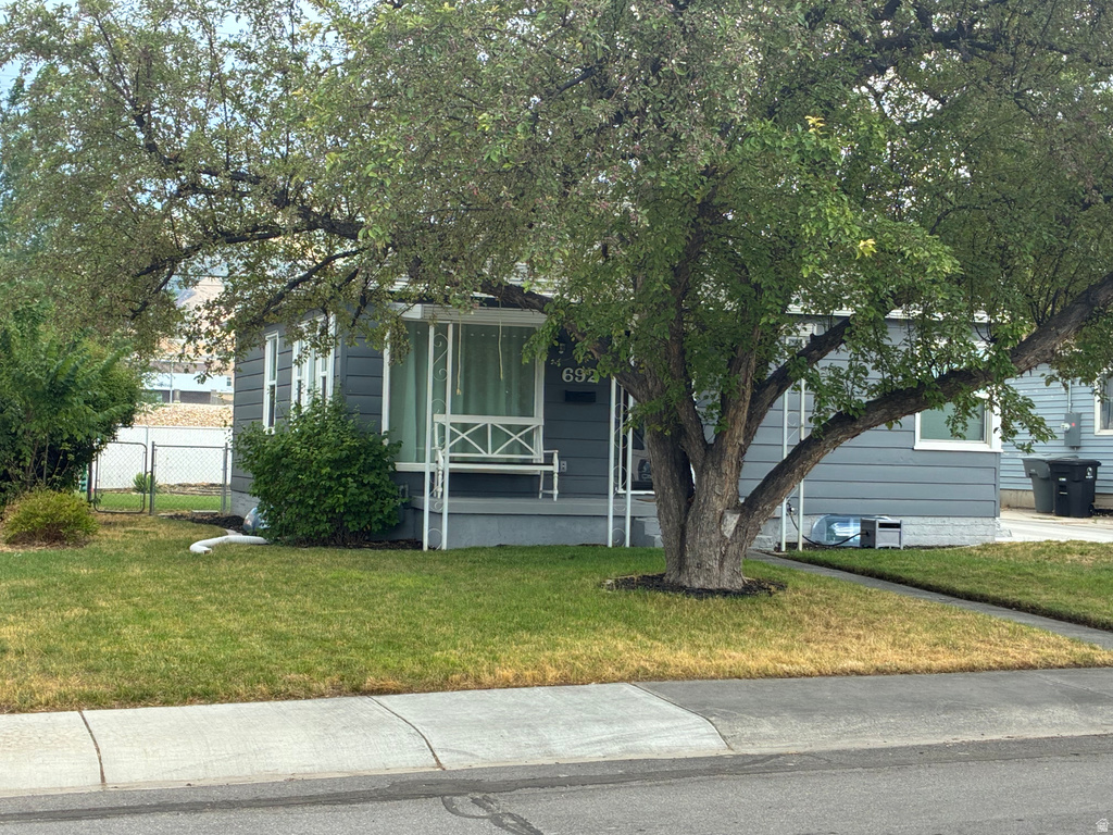 692 BROOKSIDE DR photo 2