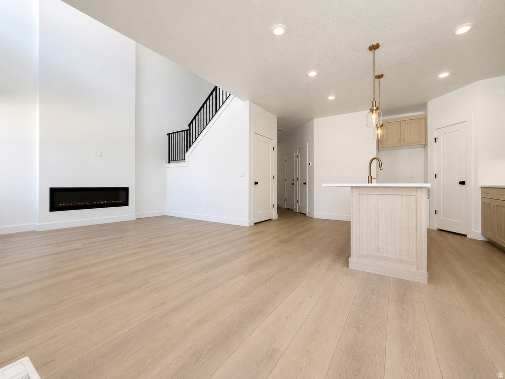6704 S VAUGHN E LN photo 4