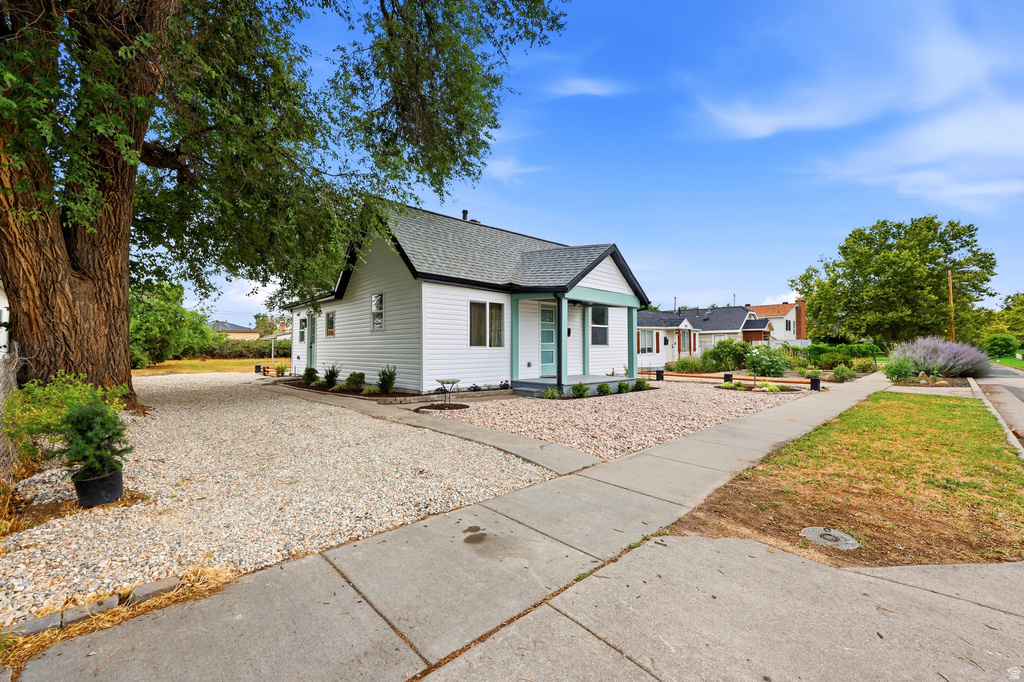 1385 W PACIFIC AVE photo 2