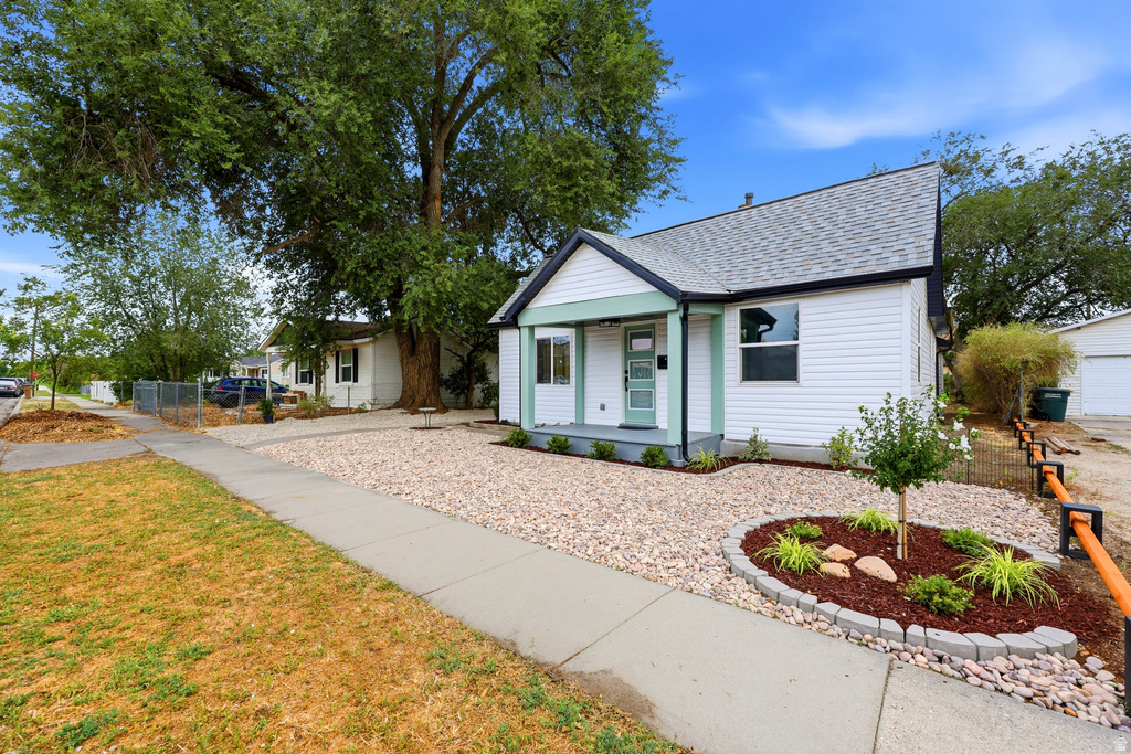 1385 W PACIFIC AVE photo 3