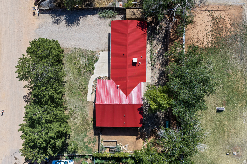 890 E OAK ST photo 3
