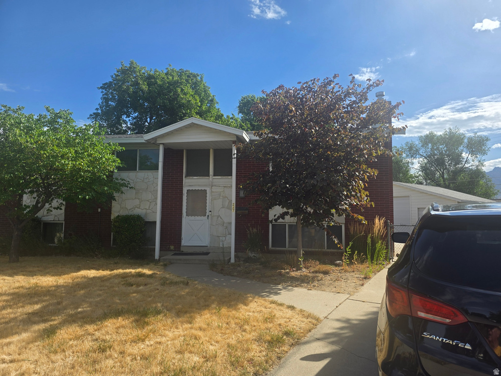 247 E NICOLETTI DR photo 2