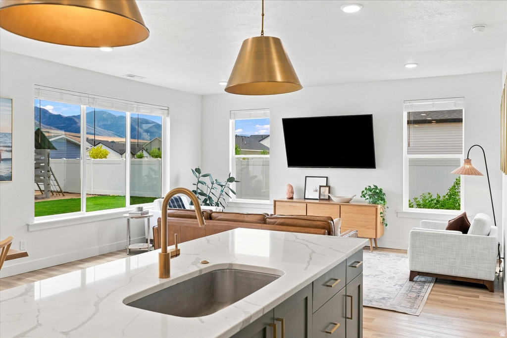 Kitchen island with an undermount sink, gooseneck faucet, and quartz countertop