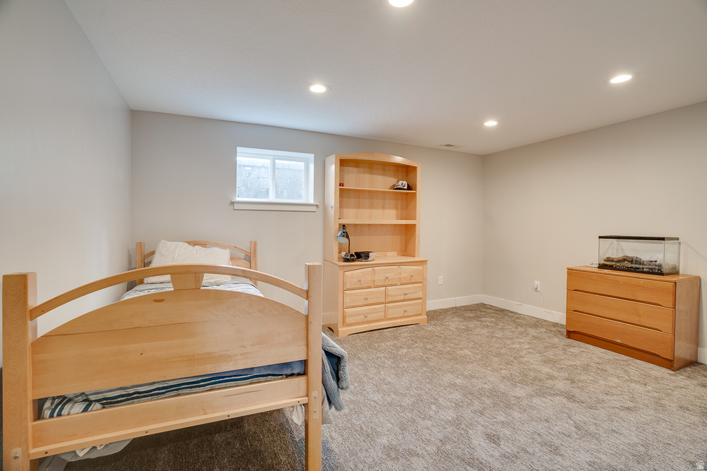 Spacious room featuring neutral paint, gray carpet flooring, recessed lighting, and a single window