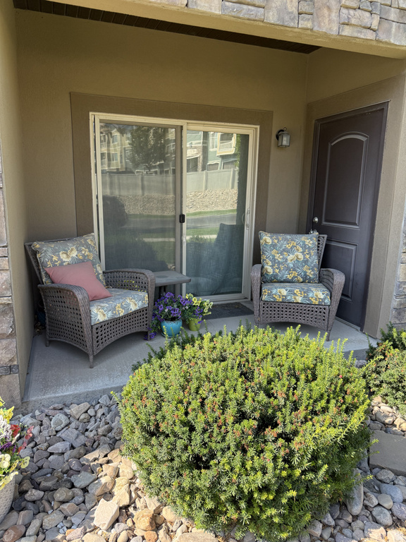 157 E JORDAN BLVD photo 2