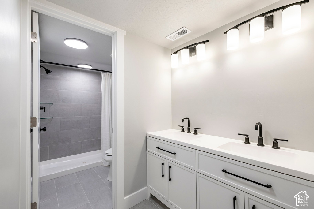 Double vanity with integrated sinks and matte black fixtures