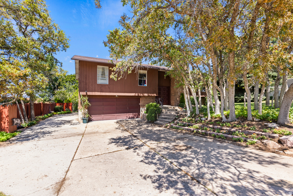 703 EMERALD DR photo 3