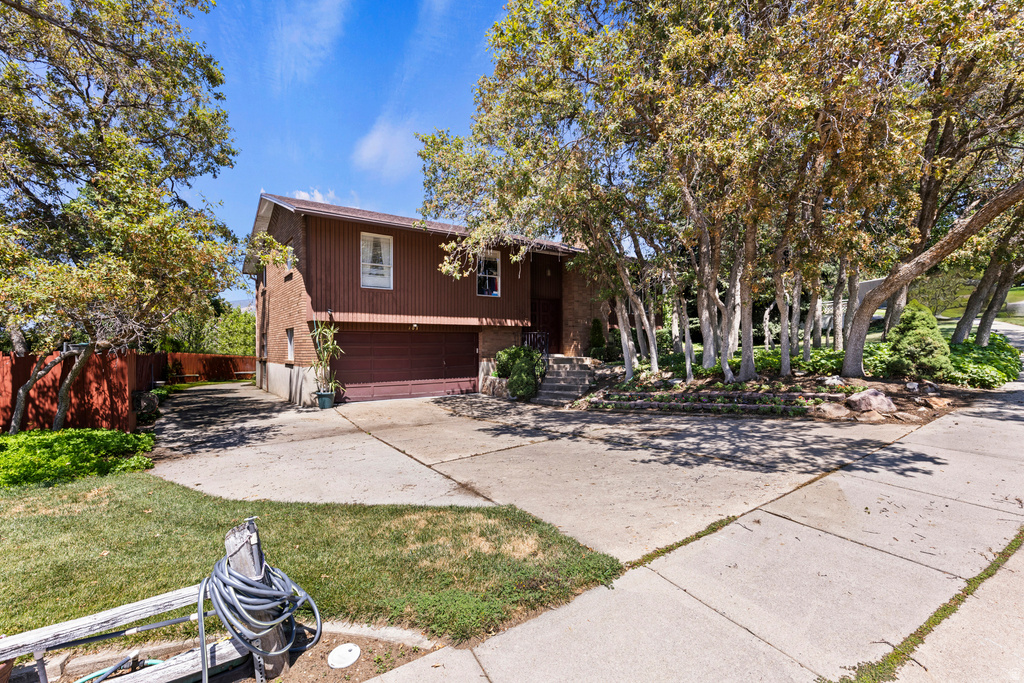 703 EMERALD DR photo 4