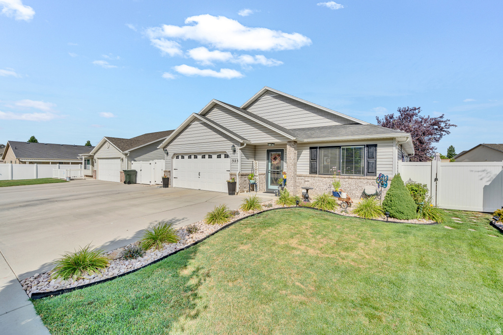 323 N CENTURY DR photo 2