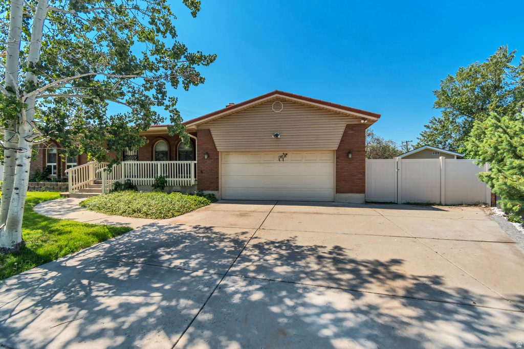 8384 S 1370 E photo 2