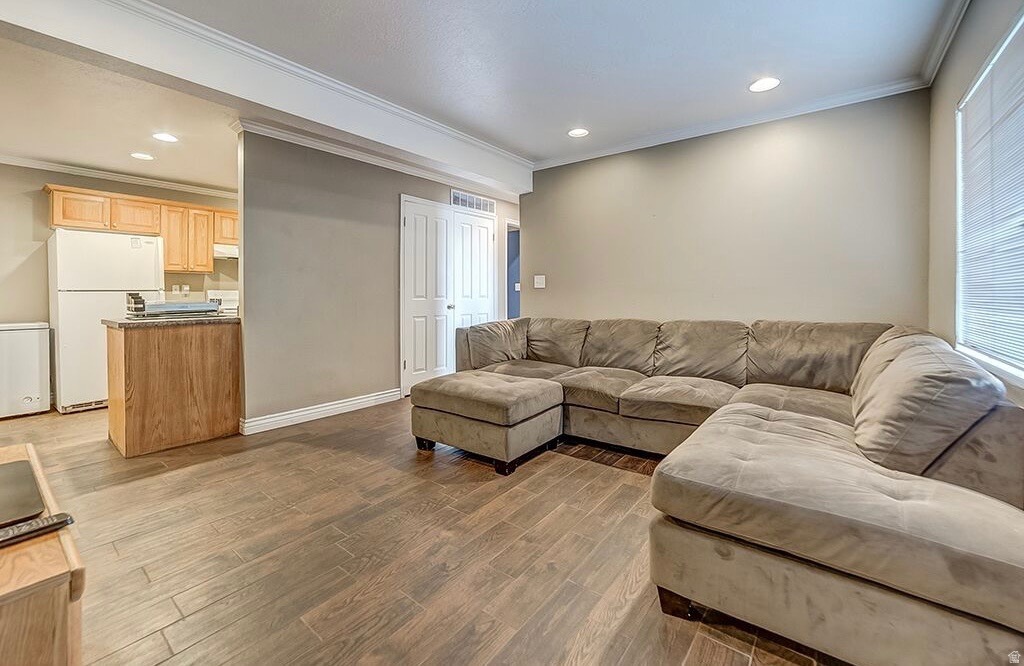 1533 N RIVERSIDE W AVE photo 2