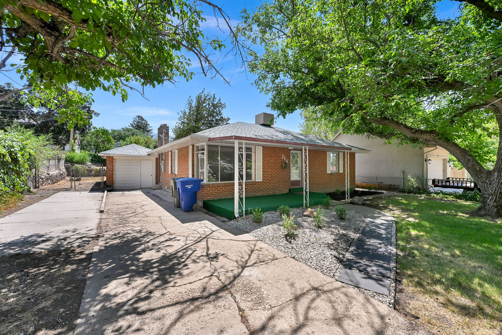 216 DONNA AVE photo 4
