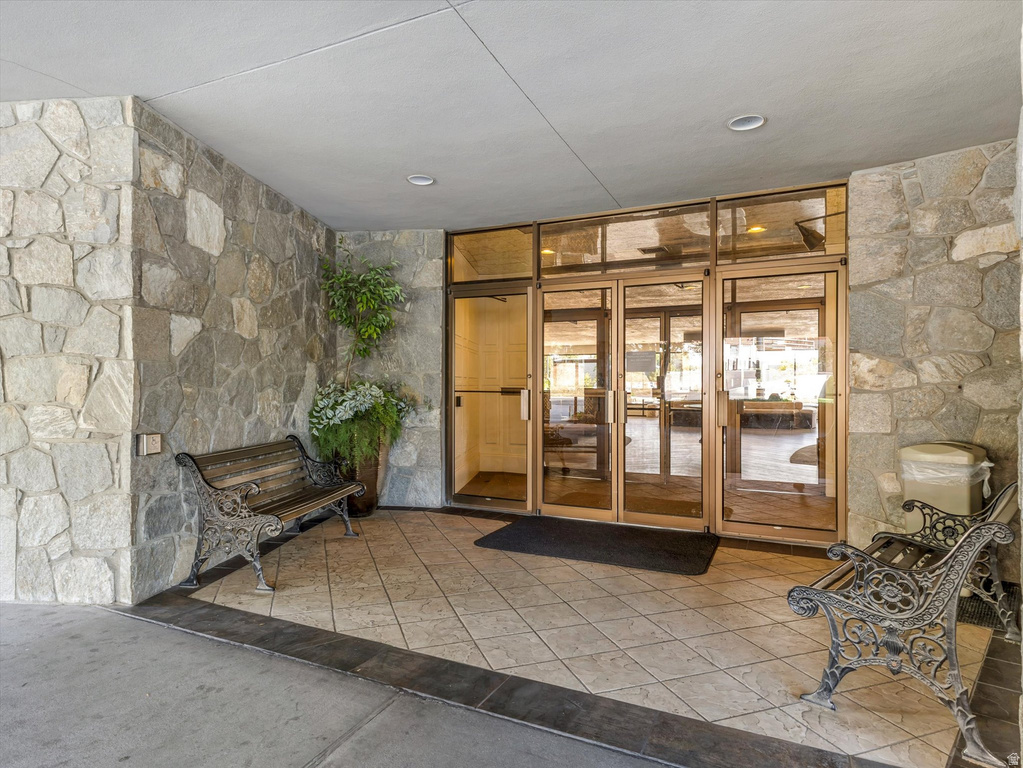 241 N VINE W ST photo 2