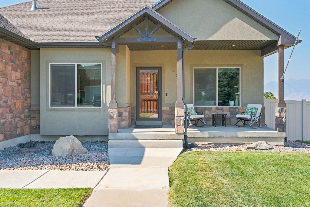 425 E MEADOW LARK LN photo 3
