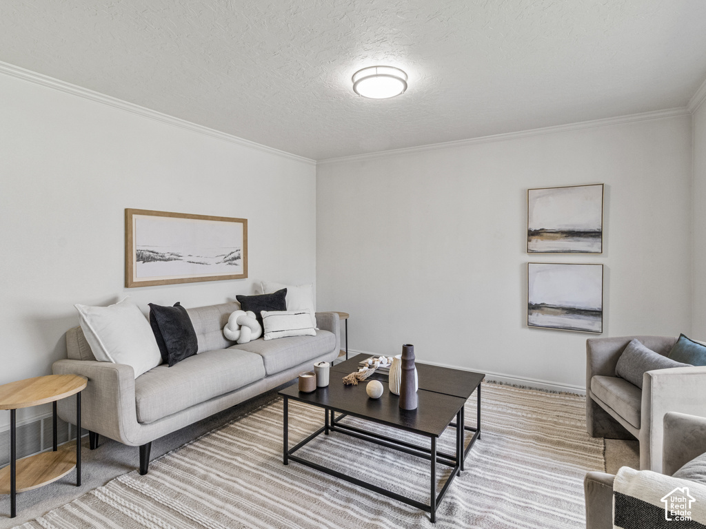 Recessed ceiling light fixture and crown molding