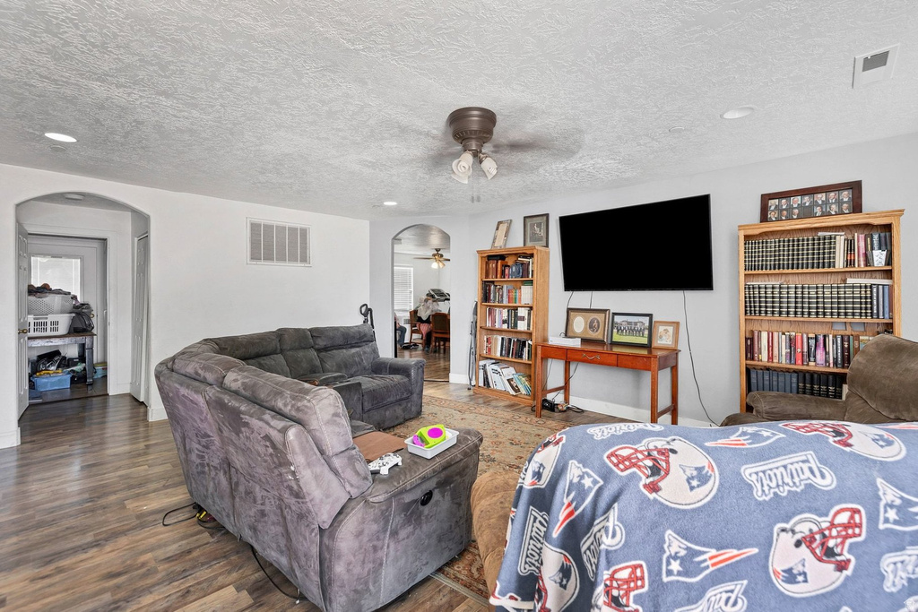 780 N LAURITZEN photo 4