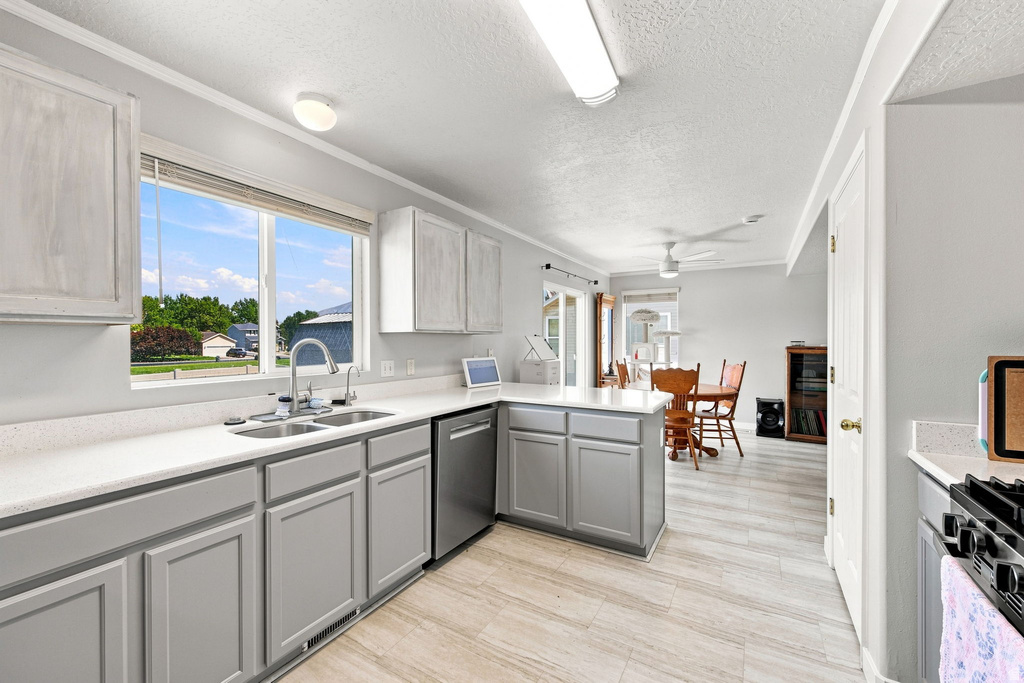 205 E CLERMONT LN photo 3