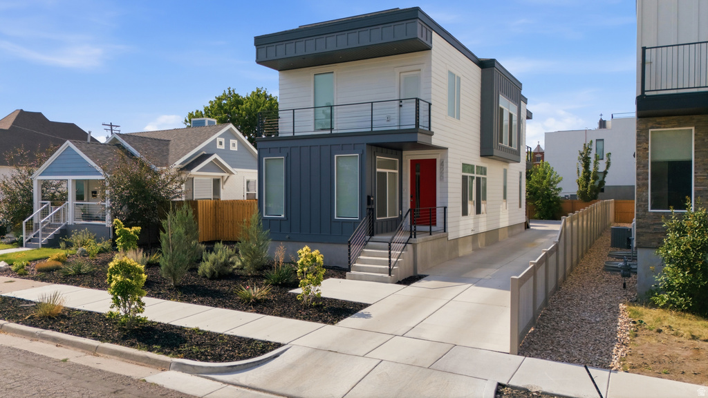 426 E REDONDO AVE photo 2
