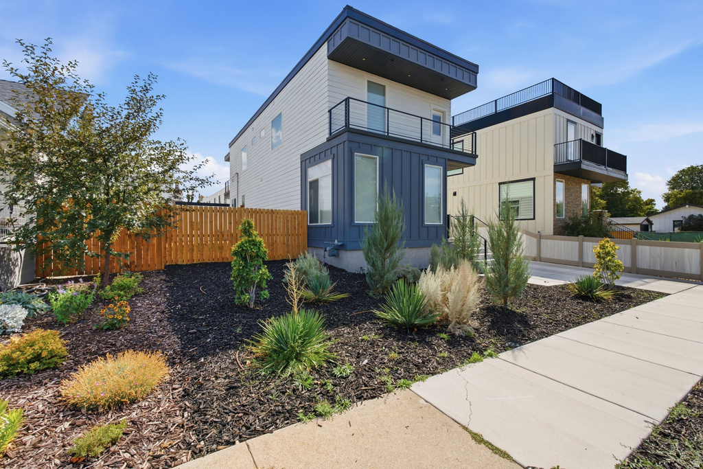 426 E REDONDO AVE photo 3