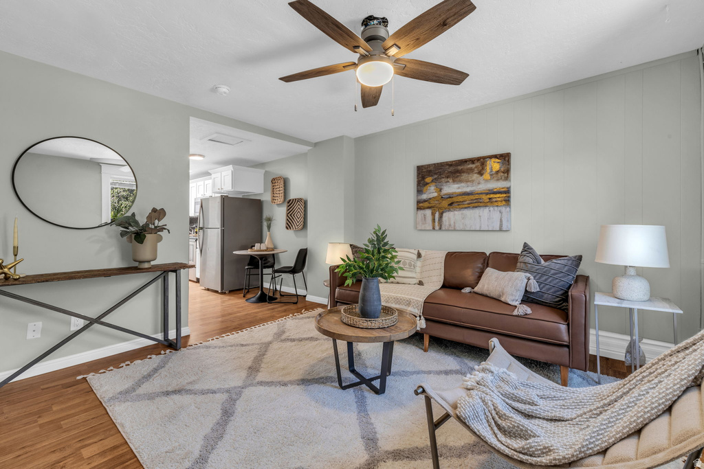 412 E VAN NESS S PL