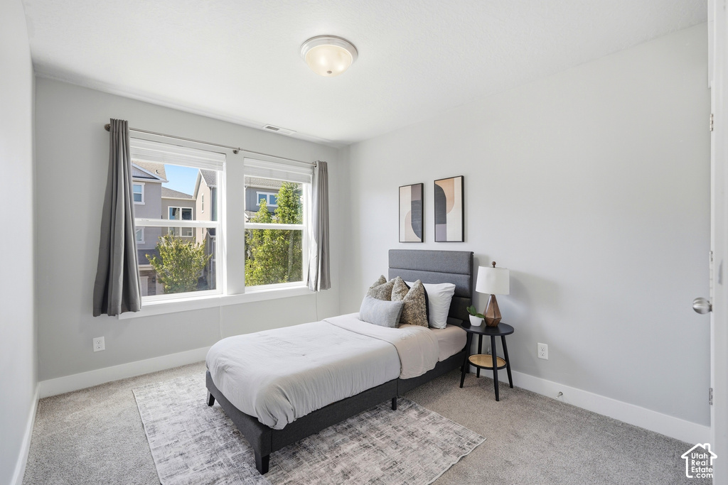Recessed ceiling light fixture