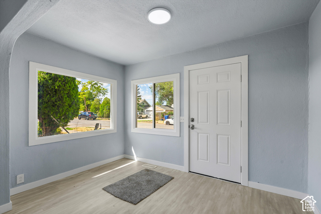1614 OGDEN AVE photo 3