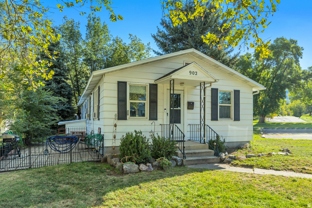 902 GRANDVIEW DR photo 2