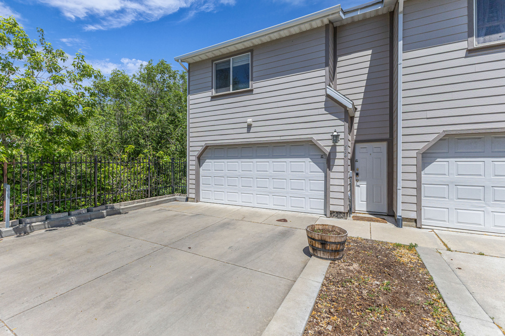 564 SELLWOOD CT photo 2