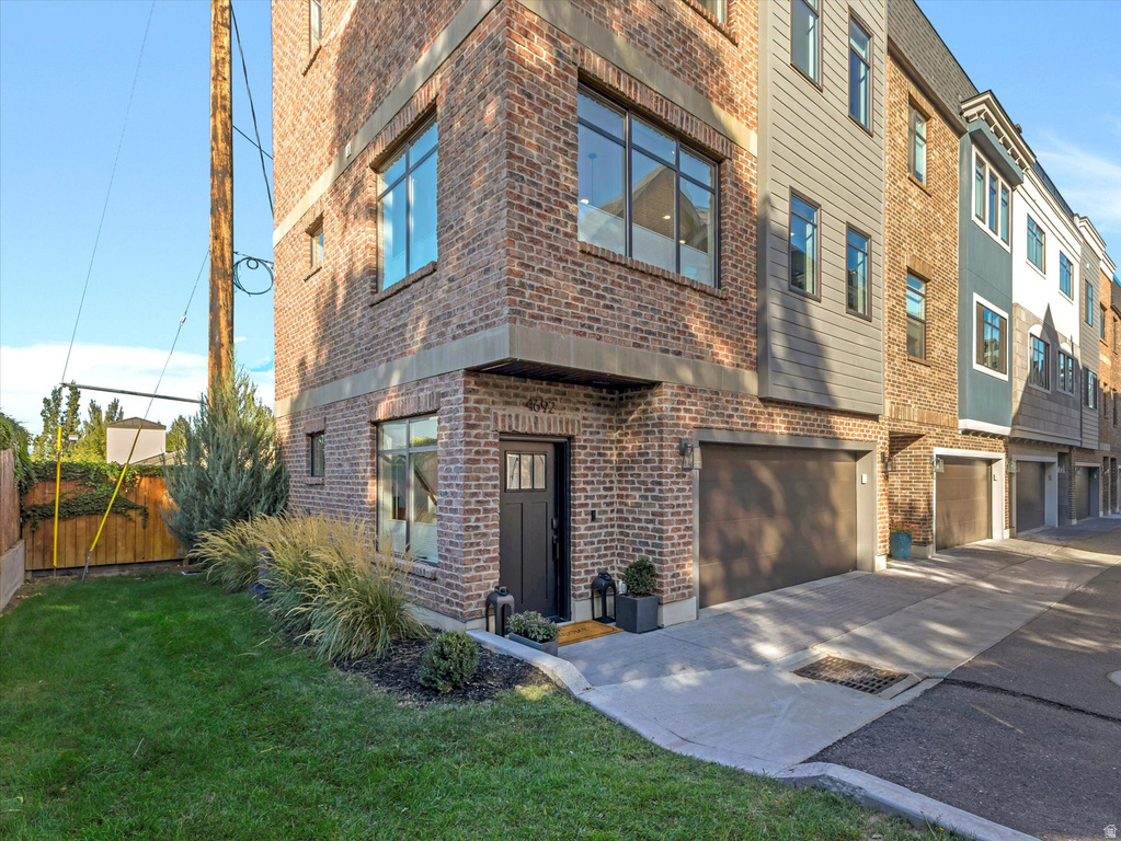 4692 S GROSVENOR CT photo 2
